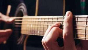 4线吉他怎么弹 4线吉他怎么弹